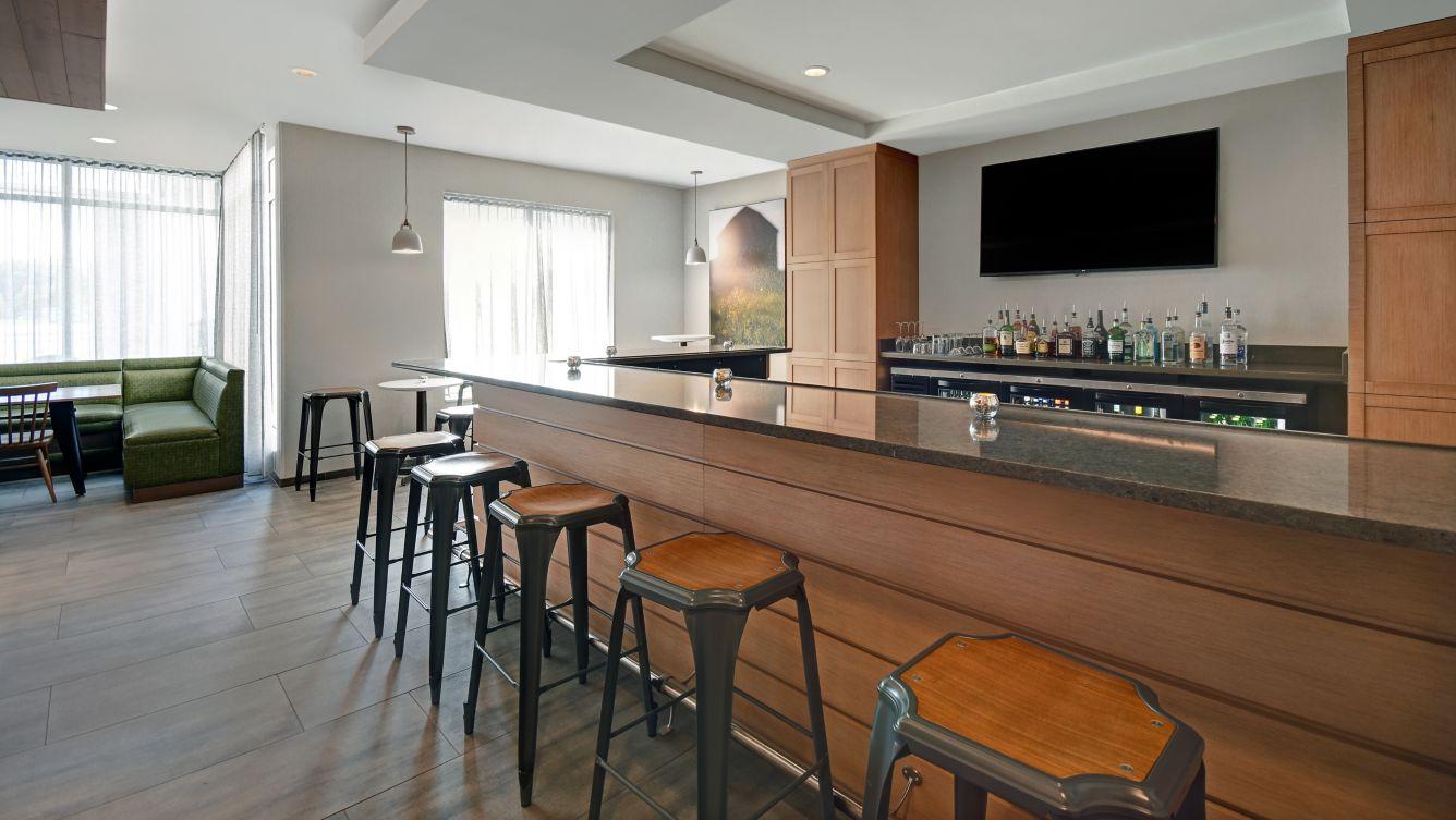 Fi pwmnc lobby bar 34667 Wide Hor1