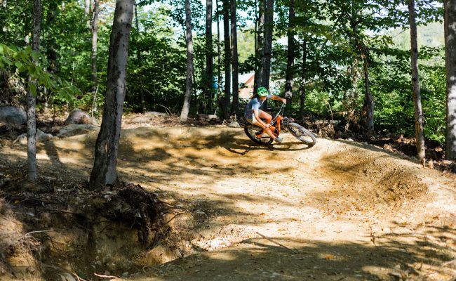 Rider blue T-shirt orang bike on flow trail